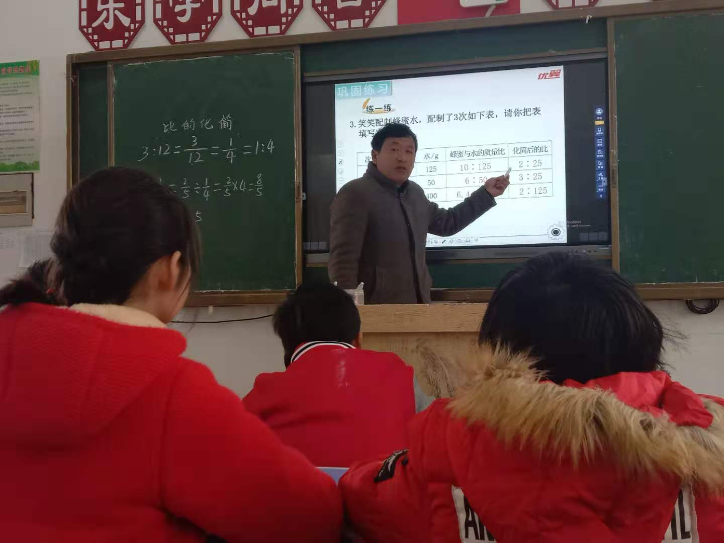 陸峰在執教六年級數學.jpg