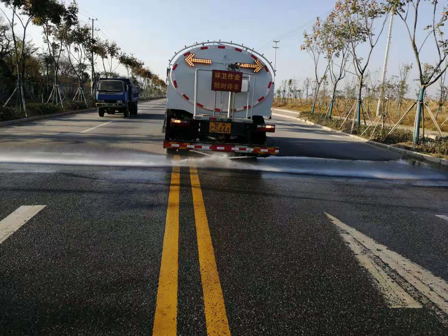 廬江縣郭河鎮集中開展公路沿線環境衛生整治行動3.jpg